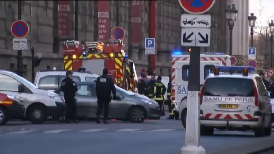 Un soldado dispara contra un hombre armado con un cuchillo en París