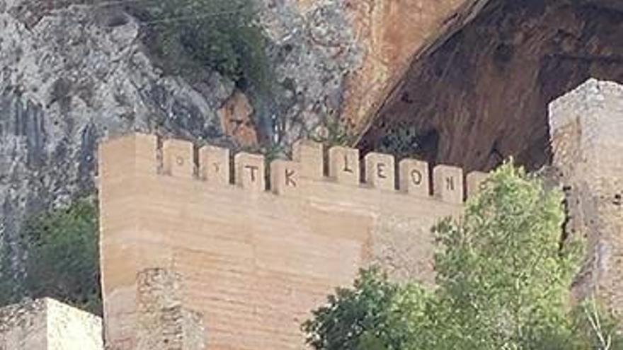 Xàtiva dedica 11.000 euros a limpiar pintadas en las murallas