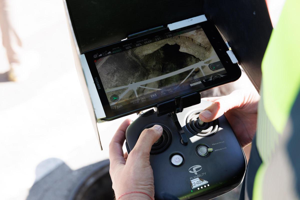 Comandament d'un equip d'inspecció de sanejament amb dron.