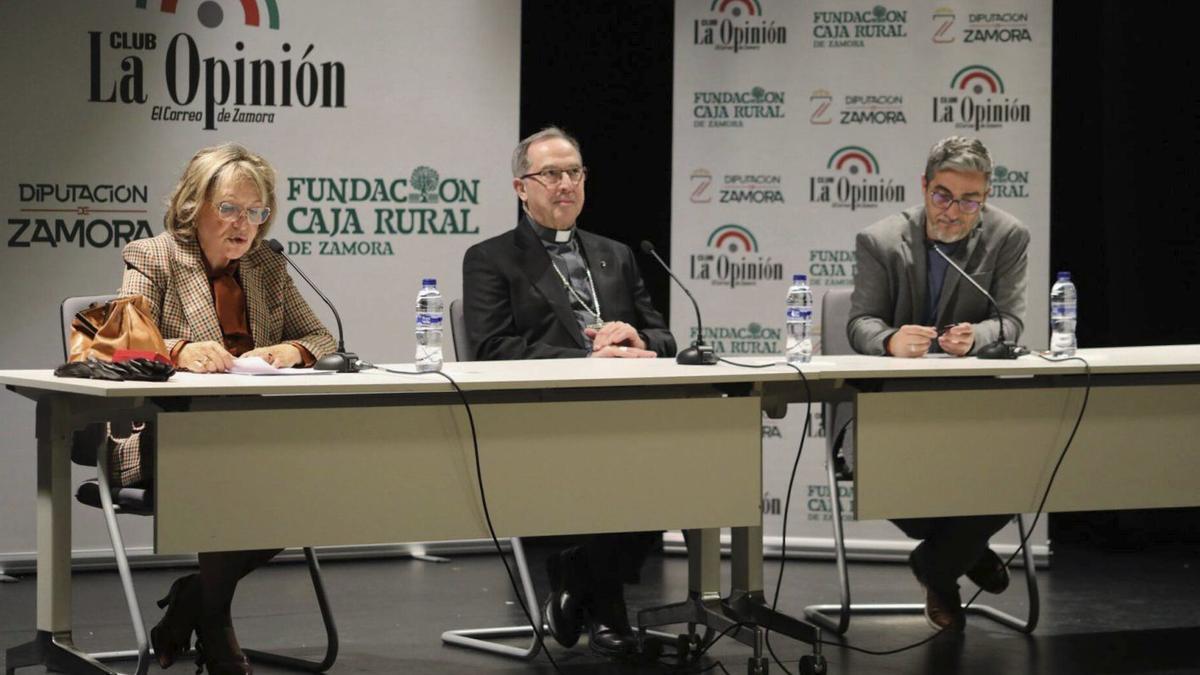 El obispo Fernando Valera, entre Carmen Ferreras y Jesús Bastante, el pasado enero en el foro del periódico | A. P. (ARCHIVO)