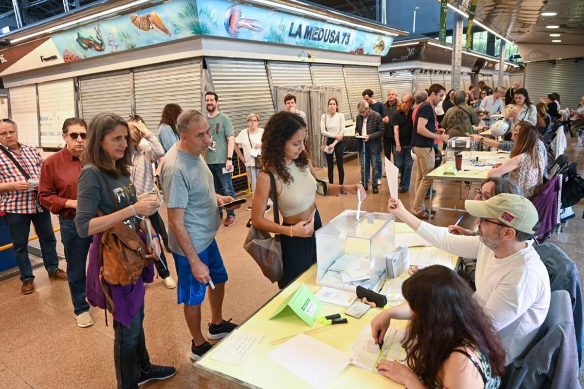 Votaciones en el mercado del Ninot, en Barcelona