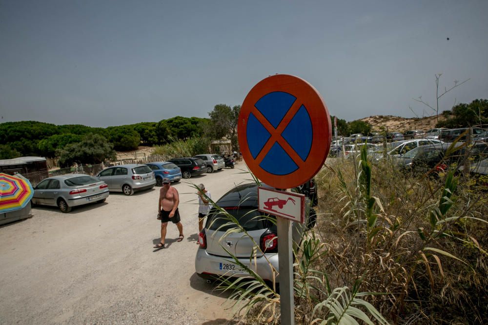 La dificultad de aparcar en las playas de Elche.