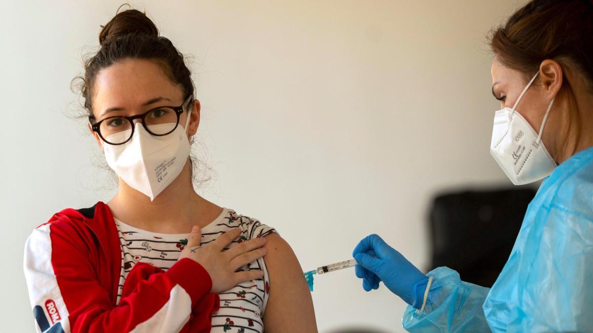Una mujer recibe una dosis de la vacuna de Pfizer en Palma de Mallorca.