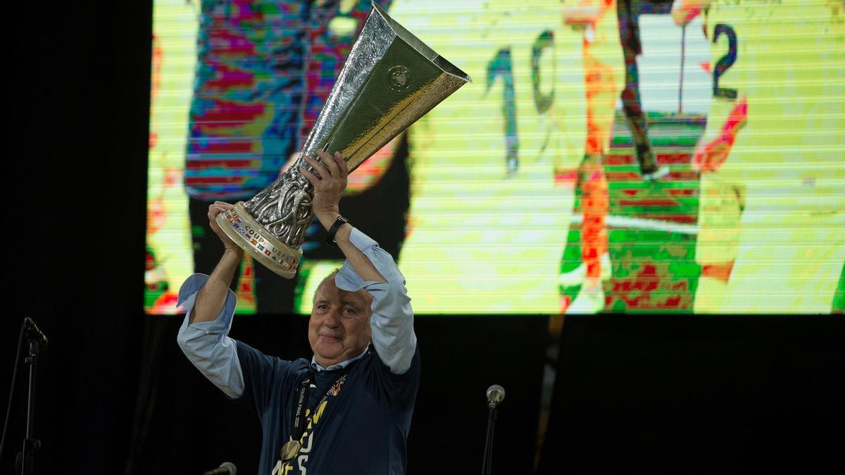 El presidente del Villarreal CF, Fernando Roig, levanta el trofeo de la Europa League, el primer título de la historia.