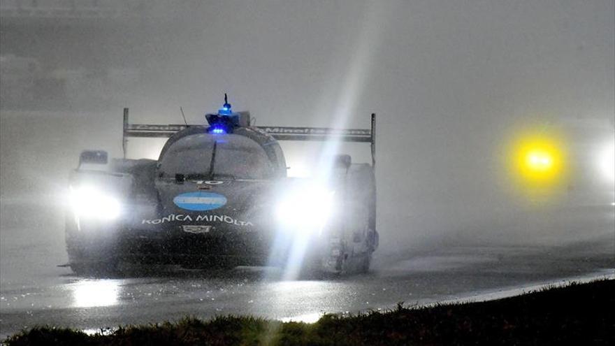 Fernando Alonso se impone en Daytona bajo un gran diluvio