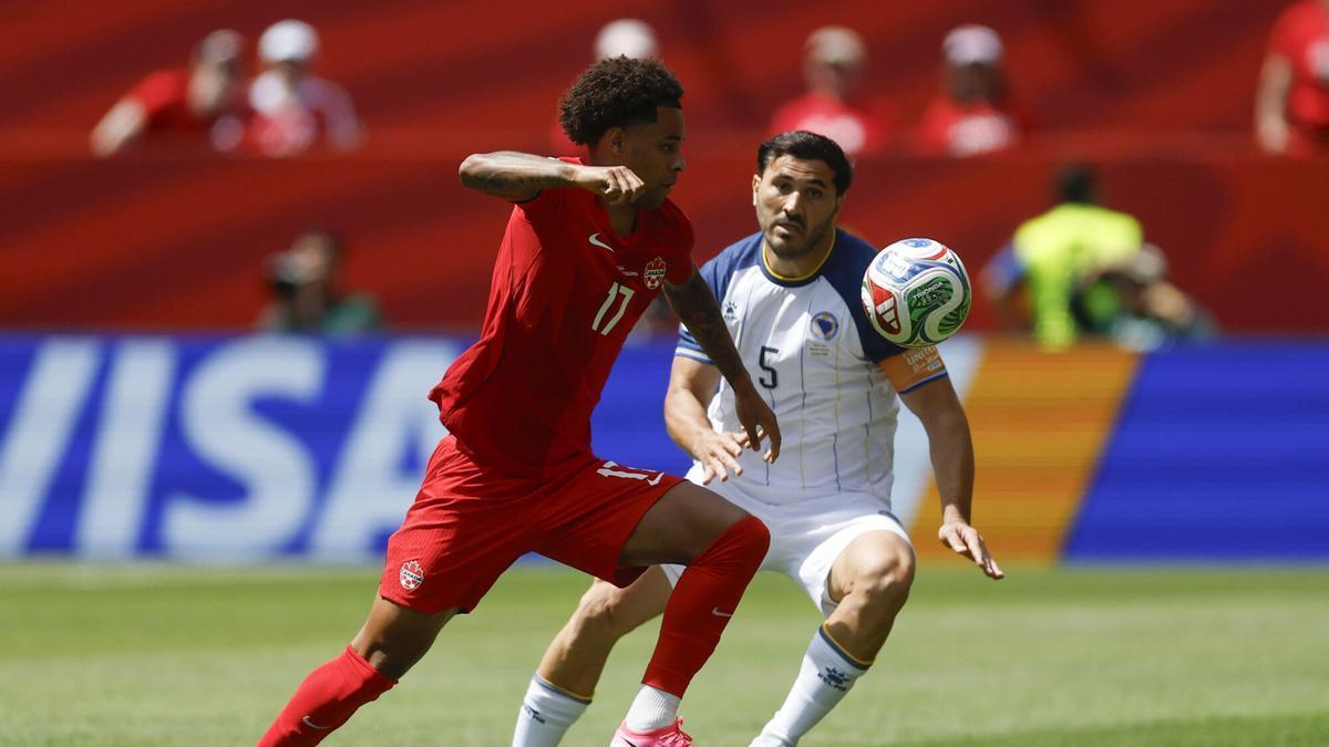 Buchanan y Kolasinac en el partido del Mundial entre Canadá y Bosnia en Toronto
