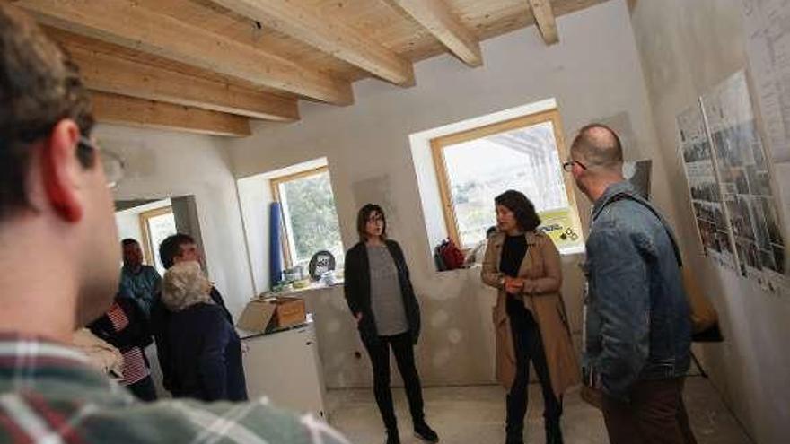 Las arquitectas Alicia Zamora y Claudia González explican las características de la casa pasiva de La Luz a los participantes en la visita.