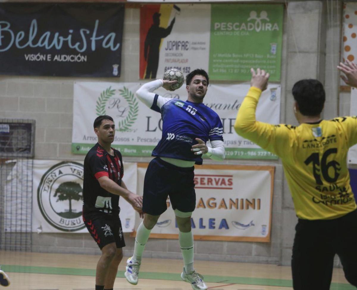 Adri Suárez lanza a puerta en el encuentro de ayer en Bueu.