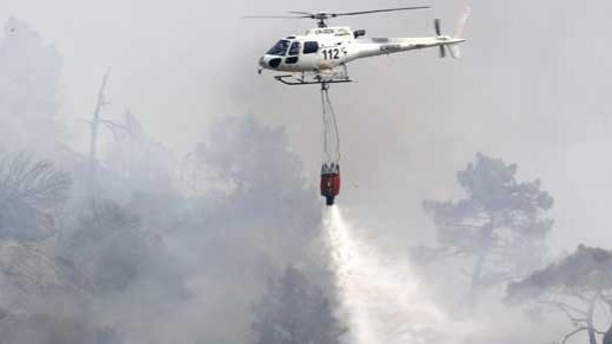 Un helicóptero trata de sofocar las llamas