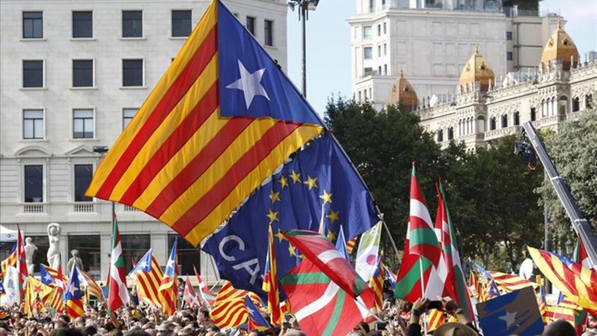 Banderas independentistas en la plaza de Catalunya durante la Via Catalana del 2013.