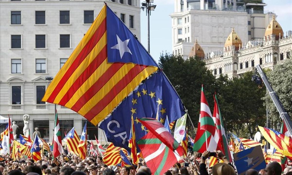 Banderes independentistes a la plaça de Catalunya de Barcelona durant la Via Catalana de l’11 de Setembre del 2013.