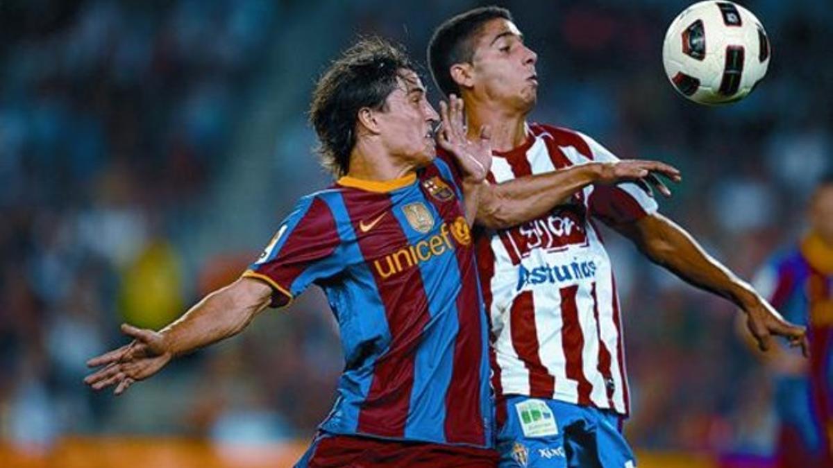 Bojan trata de controlar un balón ante la oposición de José Ángel, anoche en el Camp Nou.