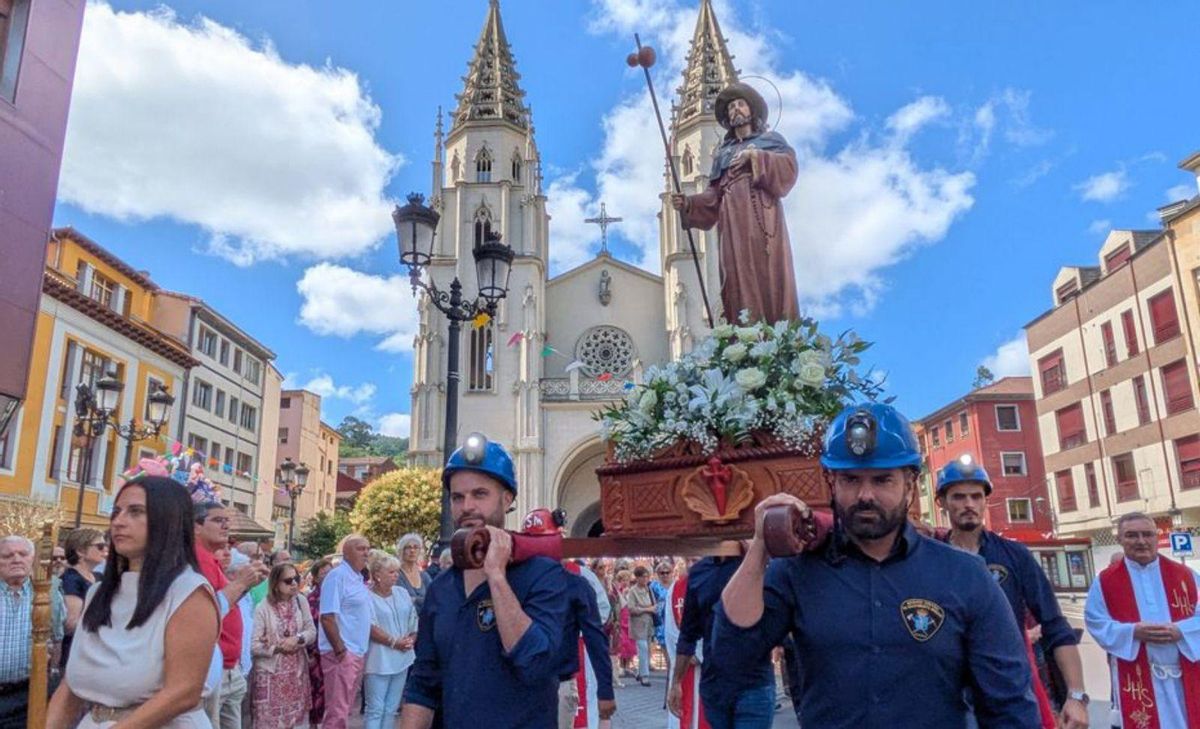 El Apóstol a hombros de la Brigada de Salvamento Minera. | Javier Canal