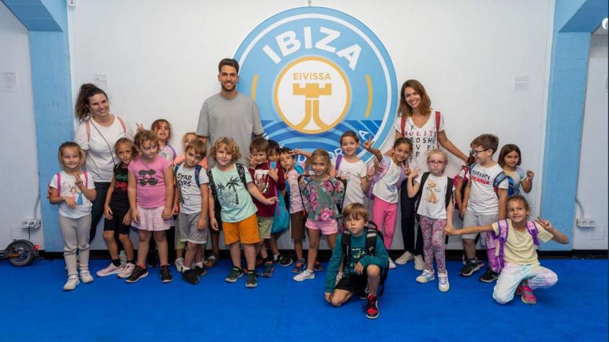 Visita a la UD Ibiza de escolares del colegio Can Misses