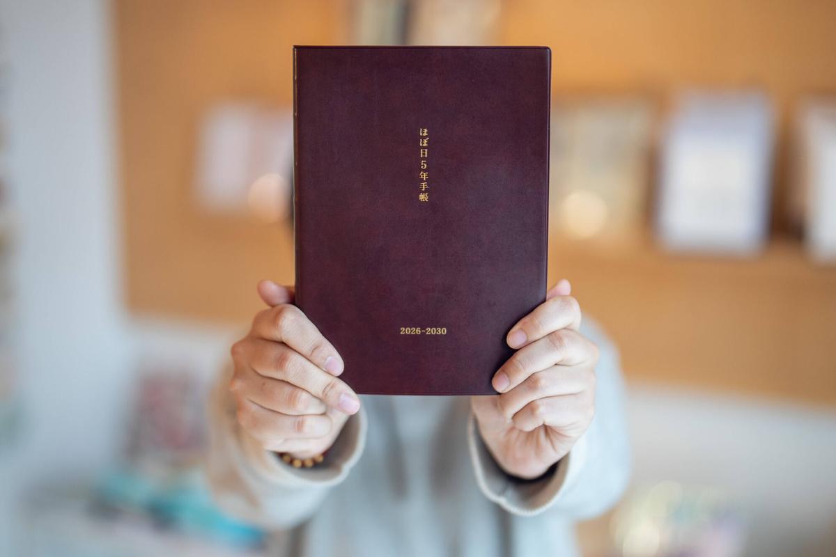 Barcelona. 27/01/2026 Sociedad. La propietaria de Entropía, JingJing Yang, presenta las nuevas agendas Hobonichi, que salen a la venta este domingo con expectación de best-seller mundial, en la tienda de la calle Aribau, una de las dos únicas que las comercializan en España. Foto: Zowy Voeten / El Periódico.