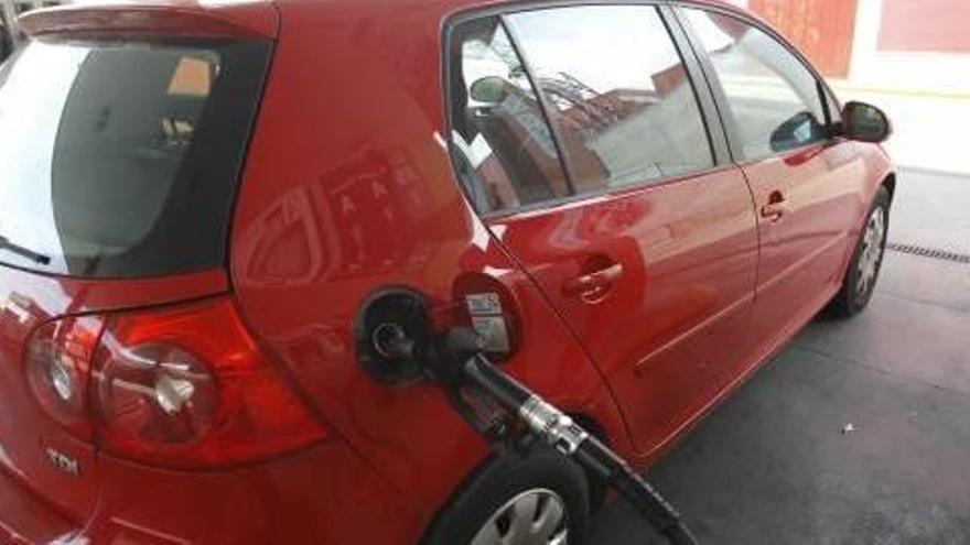 Un coche reposta gasóleo en una estación de servicio en València.