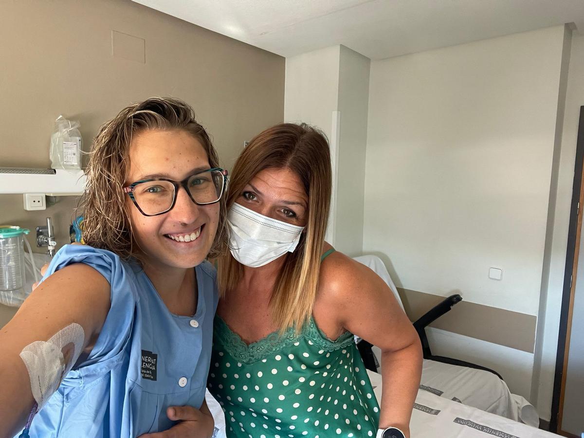 Andrea y su tía Carmen, en el hospital
