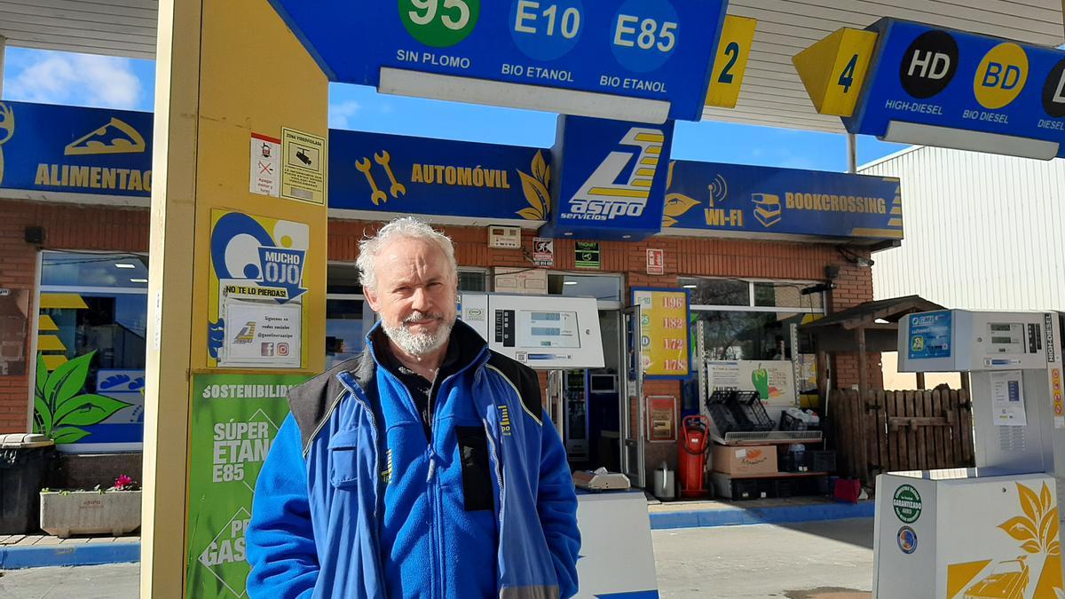 Fernando Villa, presidente de la asociación de vendedores de combustible de Asturias, en la gasolinera de Asipo.