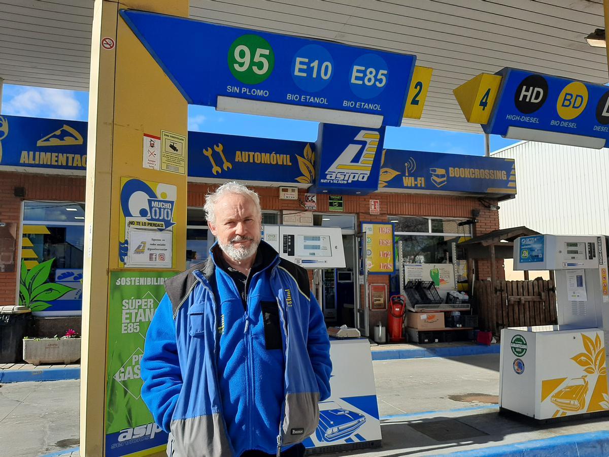 Fernando Villa, presidente de la asociación de vendedores de combustible de Asturias, en la gasolinera de Asipo.