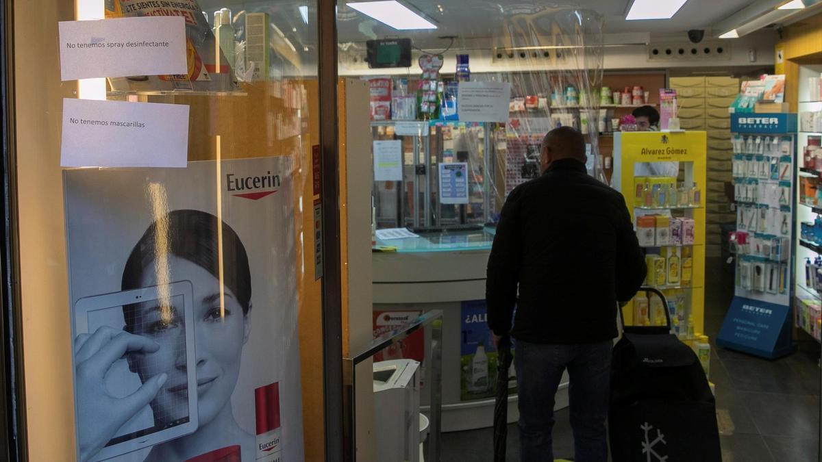 Un hombre entra en una farmacia en Zaragoza