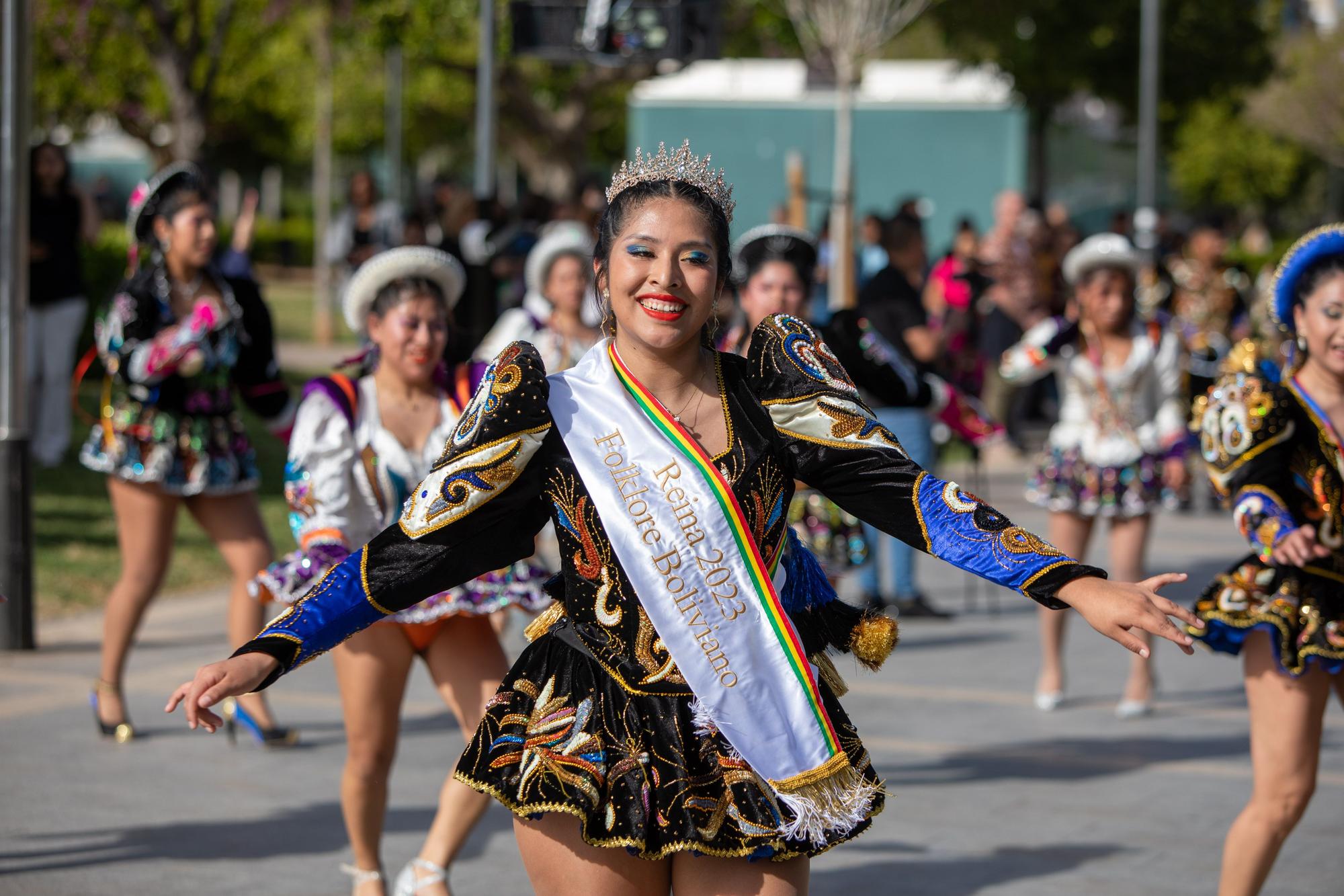 Paola Vía, reina del Folklore Boliviano, ayer en el desfile.