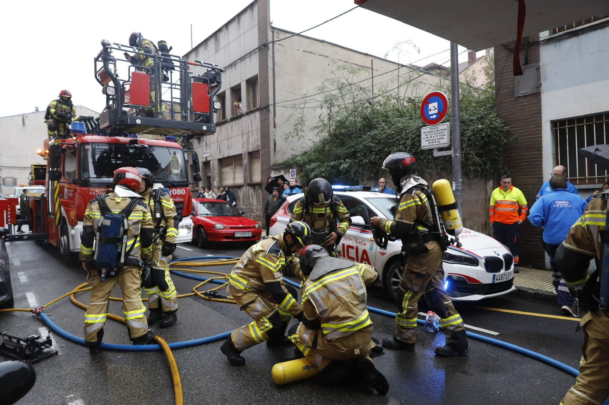 Un incendio en Gijón obliga a desalojar a varios vecinos (en imágenes)