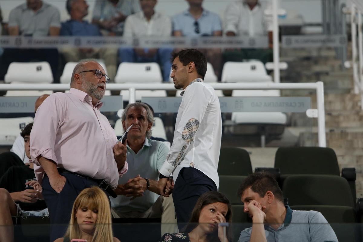 Manuel Sánchez Breis y Alejandro Arribas dialogan en el palco en un choque del inicio de liga.