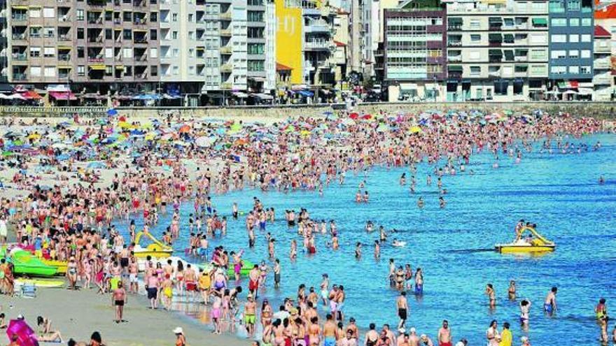 Playa de Silgar atestada de bañistas.  // G. Santos