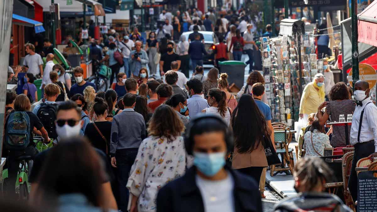 Más de un millón de fallecidos por coronavirus en todo el mundo. En la foto, paseantes con mascarilla por las calles de París.