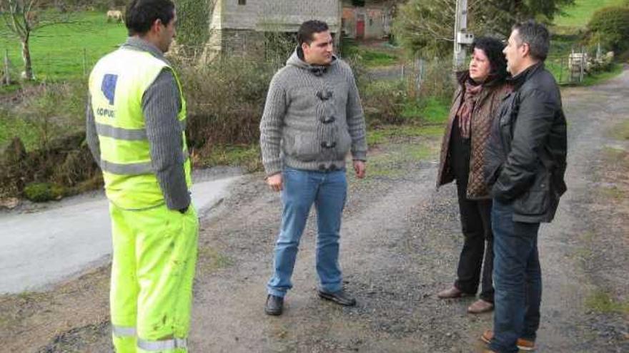 Brey, Peón y el director de obra supervisaron el avance de los trabajos en A Ponte (Taboada).