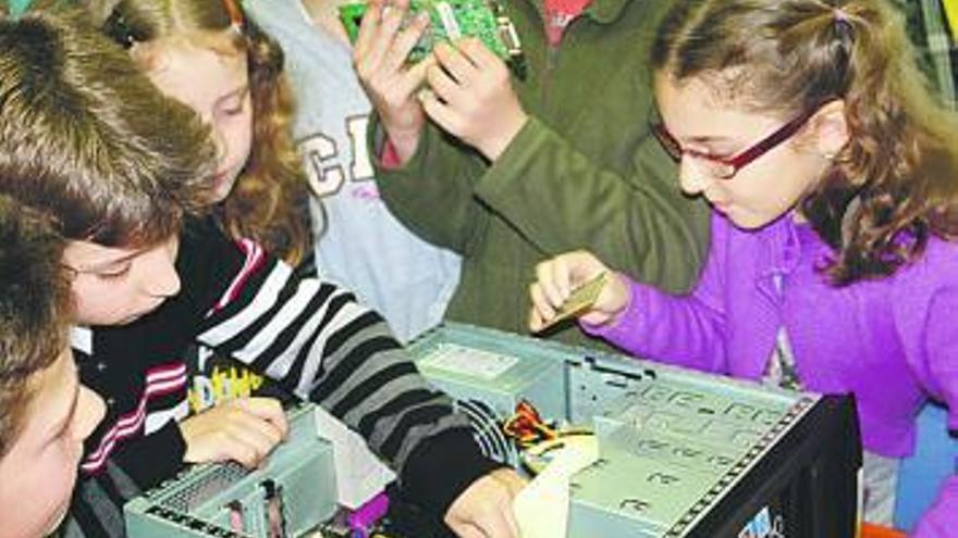 los robots del lego. Alumnas de Primaria diseñando modelos  de robótica con las piezas del Lego.