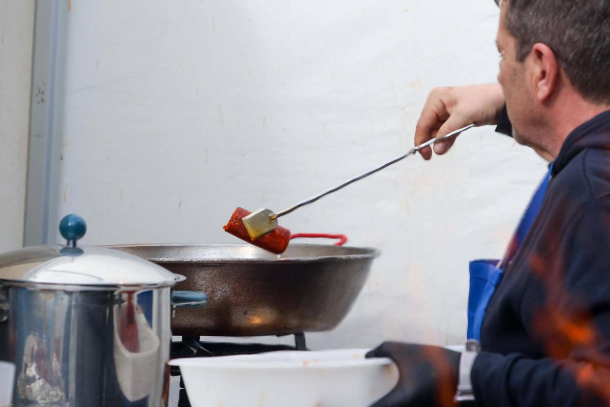 Comida popular 'Té ous sa colla' en Sant Josep