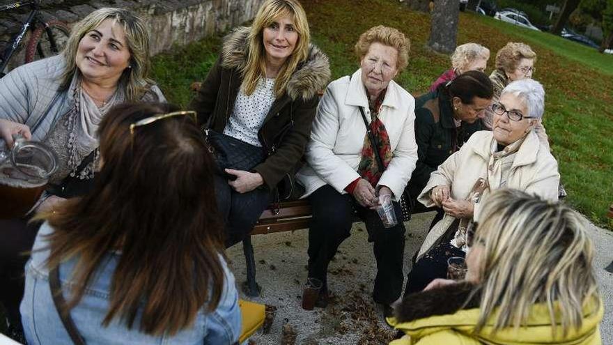 Un grupo de mujeres, ayer, en el amagüestu del parque del Truébano.