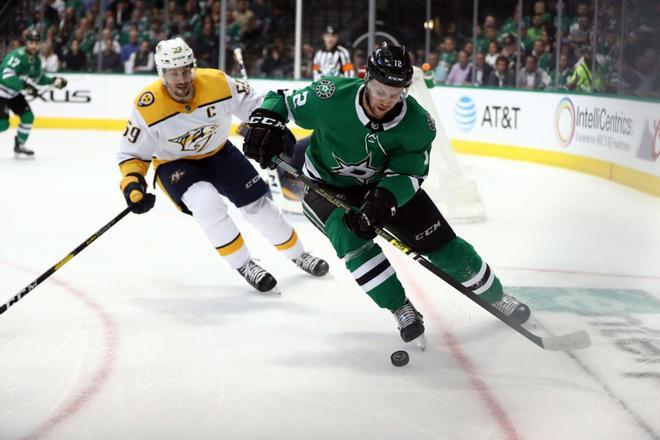 Radek Faksa # 12 de los Dallas Stars patea el disco contra Roman Josi # 59 de los Nashville Predators en el partido de la Conferencia Oeste durante las eliminatorias de la Copa Stanley 2019 en el American Airlines Center en Dallas, Texas.