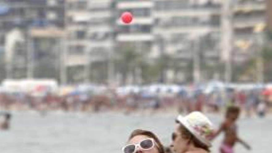 Una joven bañista en bikini, en Benidorm.