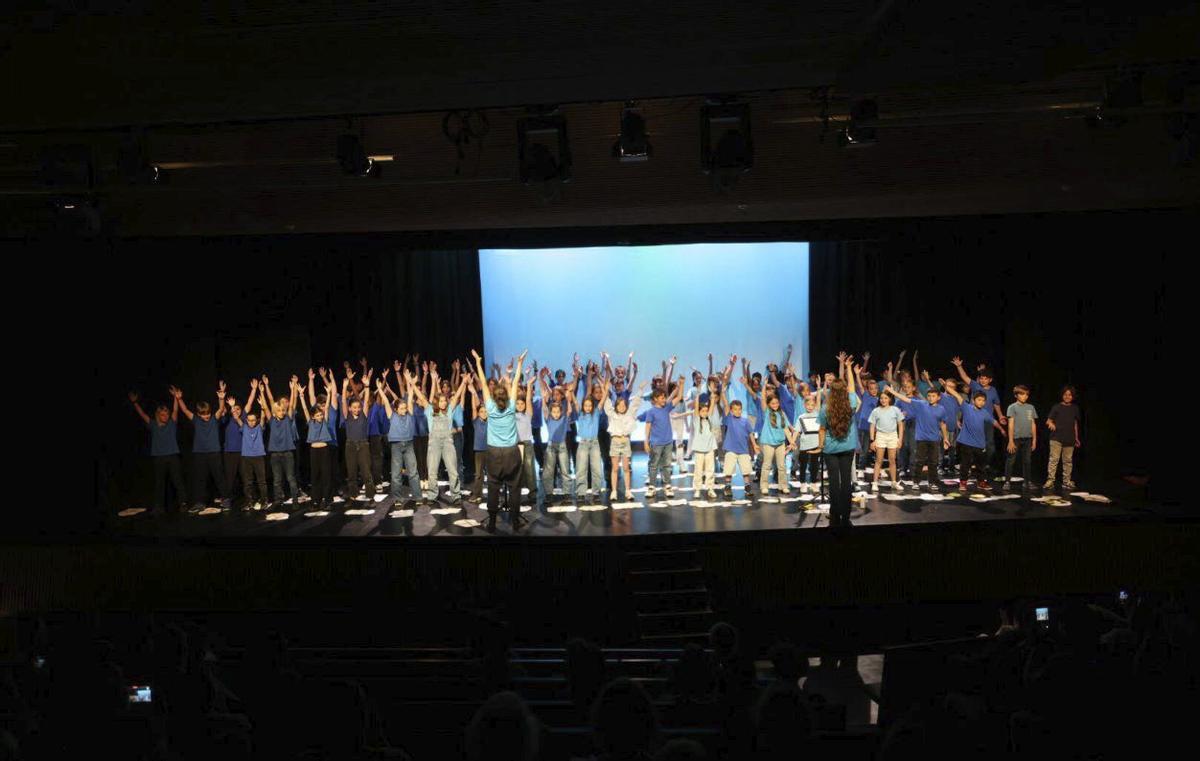 Els escolars, durant la preparació. | Vicent Marí