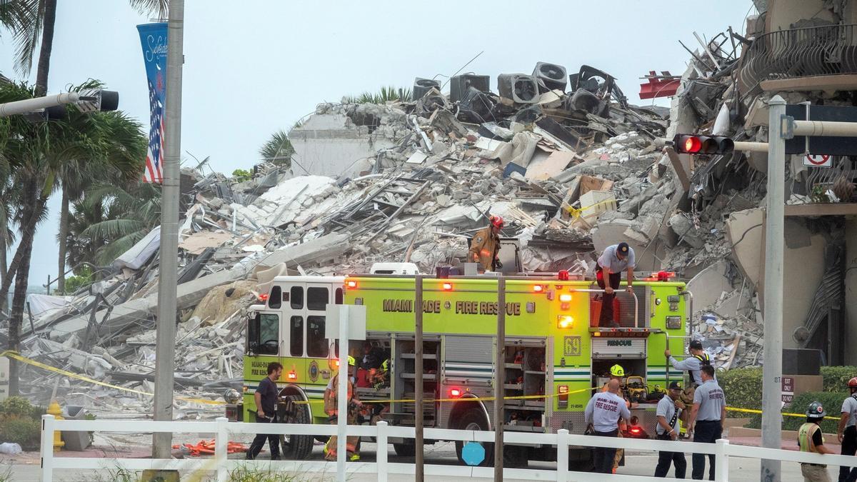 Suben a tres muertos por el derrumbe de un edificio de viviendas en Miami, según medios