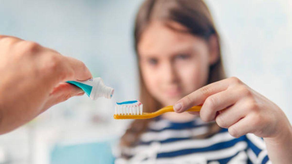 El error al lavarte los dientes que puede poner en riesgo tu salud