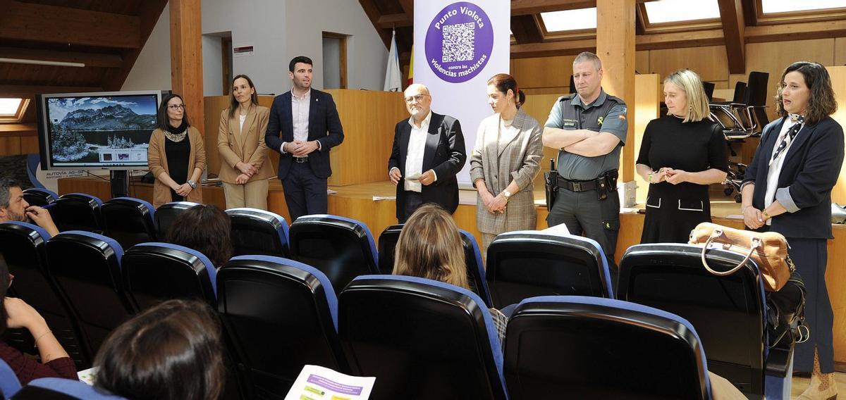 Al acto acudieron representantes de farmacias de A Estrada y comarca. | BERNABÉ/JAVIER LALÍN