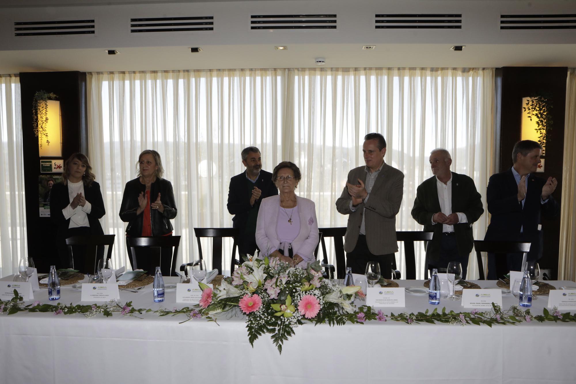 Entrega del premio "Abuela Campesina de Asturias" a la casina Maximina Fernández