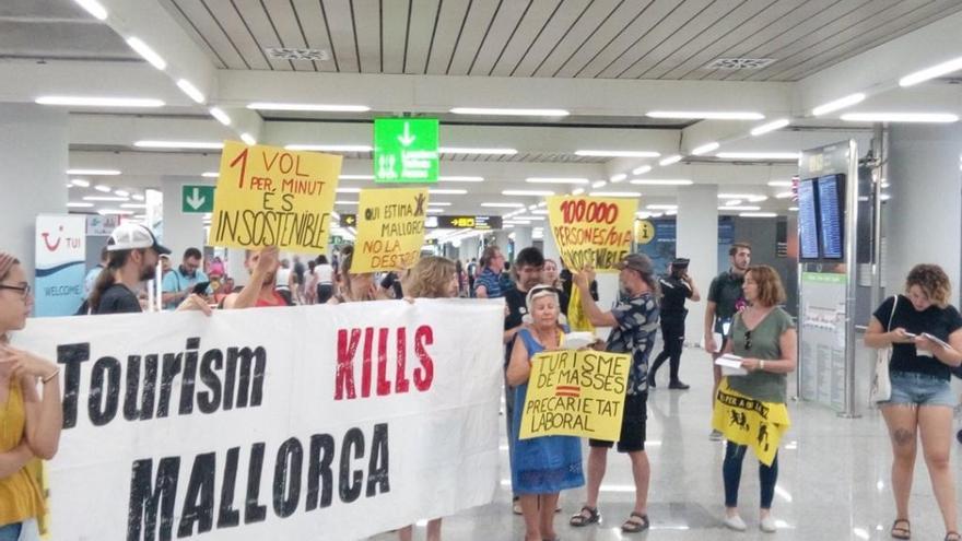 So sah es am Samstagvormittag (14.7.) bei der Demonstration am Flughafen in Palma aus.