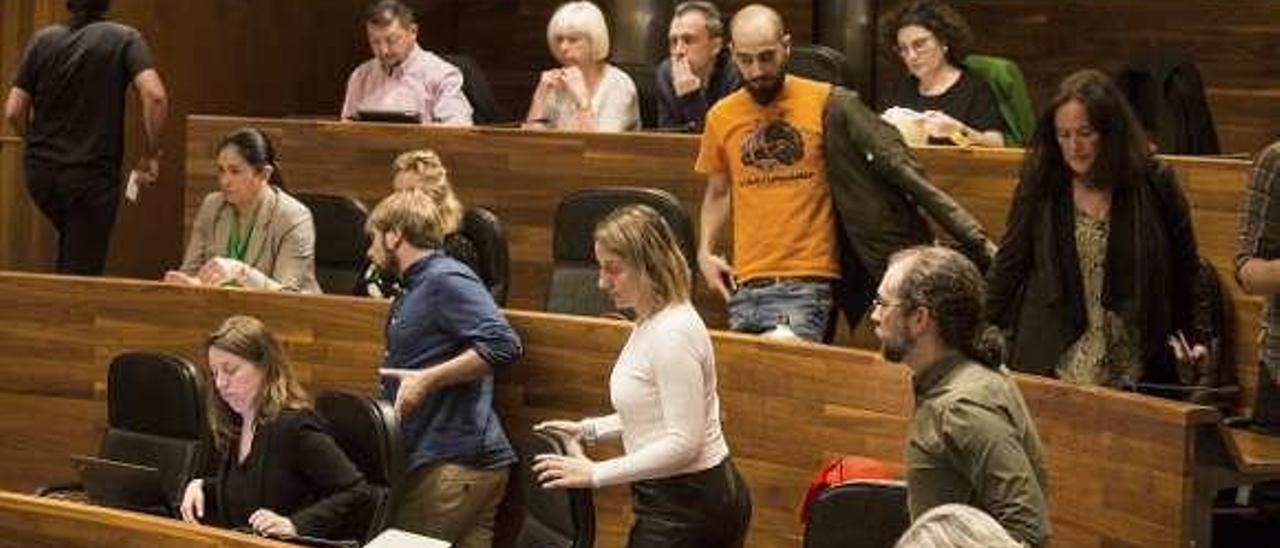 Los diputados de Podemos se levantan de sus escaños en protesta por los nombramientos para renovar la Sindicatura.