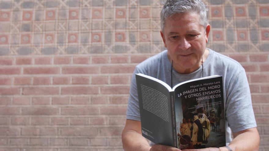 El profesor Miguel Ángel Moreta-Lara, con su libro ayer junto al Sagrario.