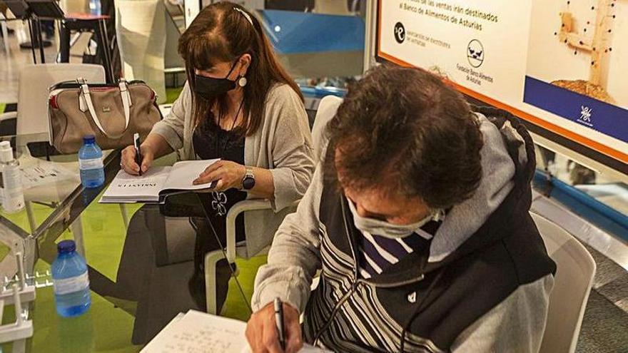 Esther García López y Aurelio González Ovies, ayer, firmando ejemplares del libro “Instant.es”. | Irma Collín