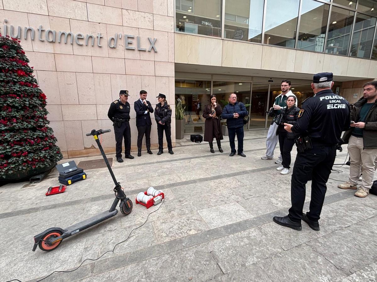 Presentación de los nuevos equipos de control de velocidad para patinetes de la Policía Local de Elche
