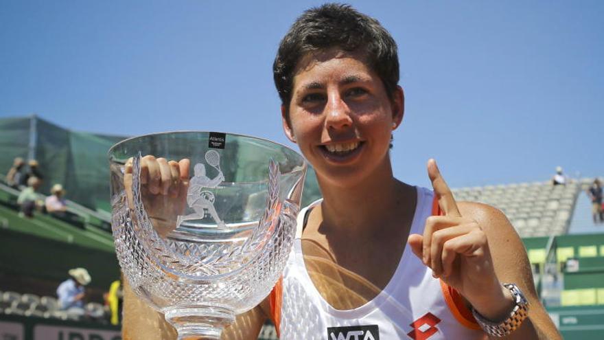 Suárez posa con el trofeo del torneo.