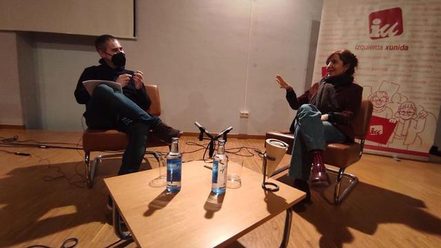 Gonzalo Bengoa y Elvira Lindo, ayer, durante el acto en Posada de Llanera, con el atributo del premio sobre la mesa, a la derecha. | A. I.