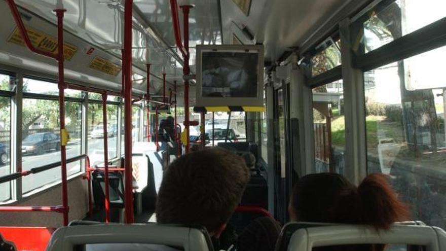 Usuarios en un bus de la Compañía de Tranvías.