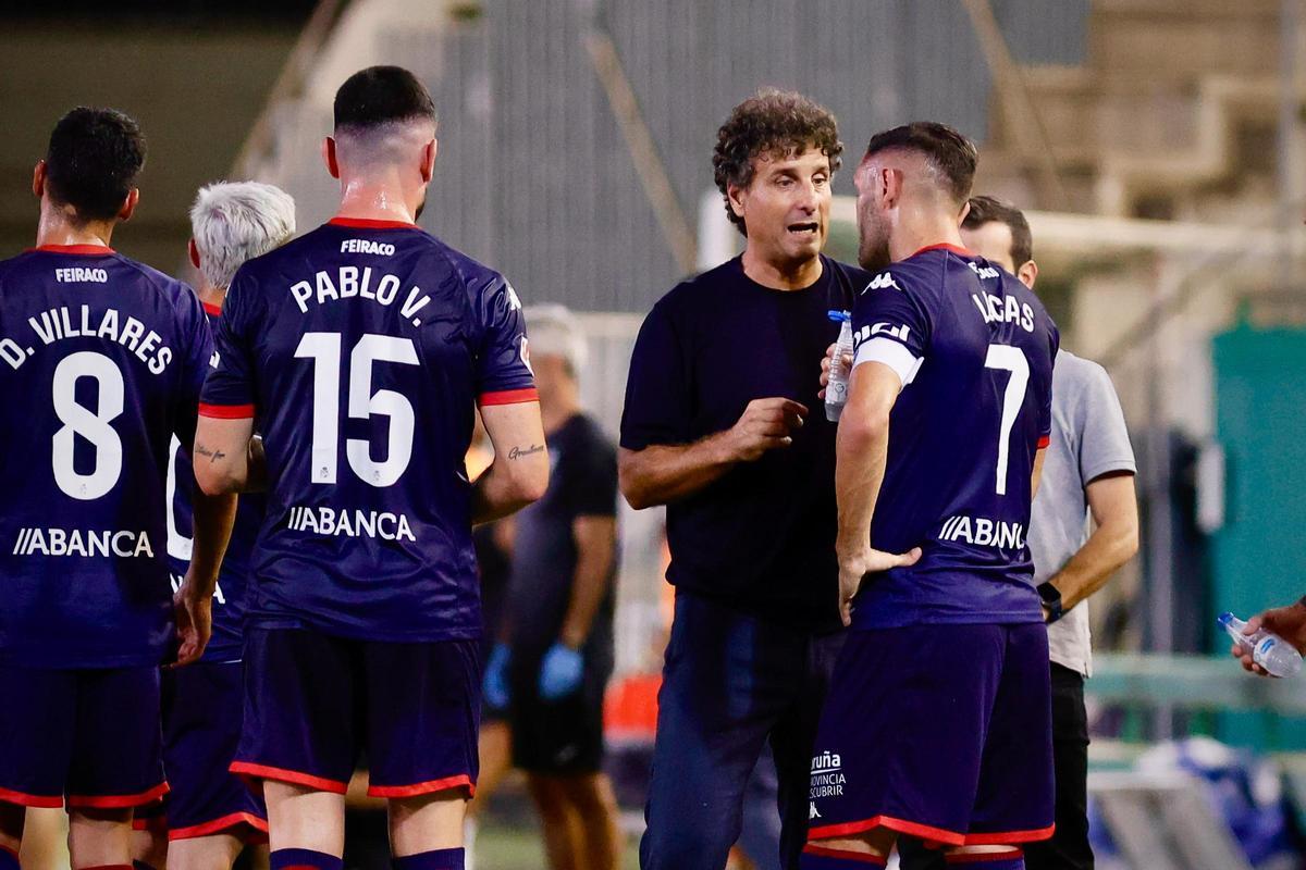 Imanol Idiakez habla con Lucas Pérez en El Arcángel, durante el encuentro de la jornada 5 de esta temporada, ante el Córdoba CF.