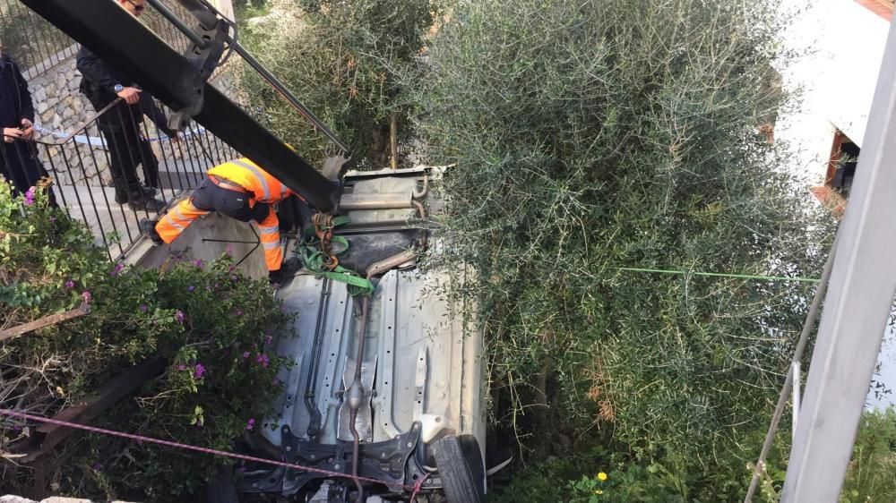 Rescatada una conductora cuyo coche se ha precipitado en Ibiza